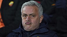 Jose Mourinho sleduje duel svých sv��enc� z AS �ím na h�i�ti Cremonese.