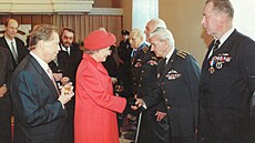 Emil Boek pi setkání s královnou Albtou v roce 1996, kterému pihlíel i...