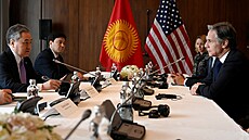 Ministr zahranií USA Antony Blinken na setkání s kyrgyzským ministrem...
