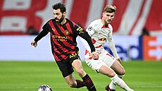 Bernardo Silva z Manchesteru City s míem ped Timem Wernerem z Lipska.