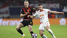 Erling Haaland z Manchesteru City (vlevo) bojuje s Willim Orbanem z Lipska.