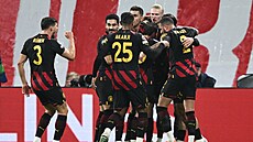 Fotbalisté Manchesteru City se radují ze vstelené branky Rijáda Mahrize.