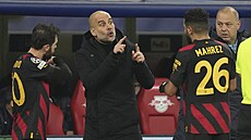 Kou� Manchesteru City Pep Guardiola promlouvá k Rijádu Mahrizovi.