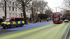 Ulici ped ruskou ambasádou v Londýn natela skupina lidí na protest proti...
