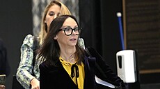 Advokátky R. Kellyho, Jennifer Bonjeanová a Ashley Cohenová, p�icházejí do...