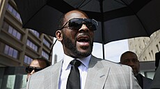 R&B zpěvák R. Kelly odchází z budovy trestního soudu Leighton v Chicagu. (6.... | na serveru Lidovky.cz | aktuální zprávy