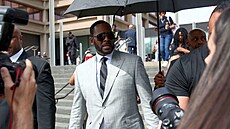 R&B zpvák R. Kelly odchází z budovy trestního soudu Leighton v Chicagu. (6....