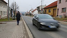 Stoupání ulicí Karlov od �kruhá�e� k mostu p�es �eleznici olemuje cyklochodník...