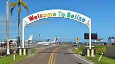 Vítejte v barevné zemi. Pod slavobránou u letit v Belize City musí projet...