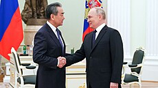 Představitel čínské diplomacie Wang I a ruský prezident Vladimir Putin na...
