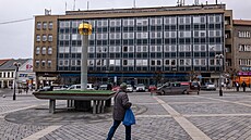 Sthování úedník z budovy Emos v Perov.