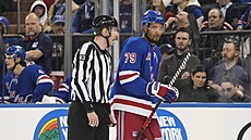 Obránce New York Rangers K'Andre Miller (79) diskutuje s �árovým rozhod�ím...