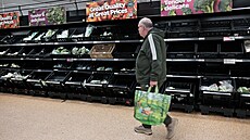 V britských supermarketech často zejí regály se zeleninou a ovocem prázdnotou....
