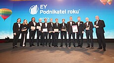 Společná fotografie všech oceněných v soutěži EY Podnikatel roku 2022. (28....