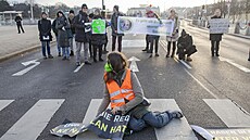 Klimati�tí aktivisté zablokovali ulice na t�ech k�i�ovatkách ve Vídni tím, �e...