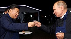 Ruský prezident Vladimir Putin spole�n� s �ínským prot�j�kem Si �in-pchingem na...