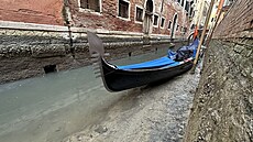 Jedna z gondol zaparkovaných kvli nízké hladin vody v benátských kanálech...