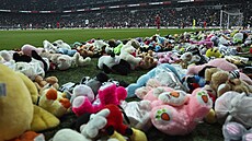 Poté, co hrá�i spolu s organizátory odklidily hra�ky na do zámezí, hra mohla...