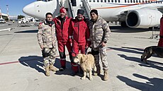Pavel Viták (druhý zprava) se psem Harrym po píletu do Turecka, kde pomáhali...
