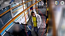 Policie pátrá po mui z tramvaje