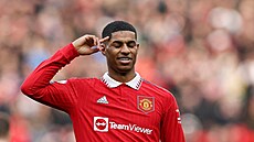 Fotbalista Marcus Rashford z Manchesteru United a jeho tradi�ní gesto po...
