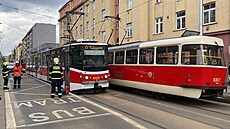 Hasii museli vyprostit mue, kterého v praských Holeovicích srazila tramvaj....