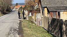 Dva mrtvé lidi nali policisté v rodinném dom v isovicích na Praze-západ. Na...