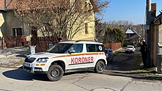 Dva mrtvé lidi nali policisté v rodinném dom v isovicích na Praze-západ. Na...