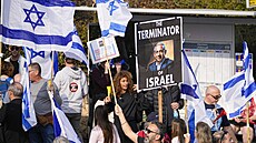 Izraelci před budovou Knesetu, izraelského parlamentu v Jeruzalémě, protestují...