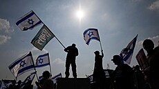 Izraelci ped budovou Knesetu, izraelského parlamentu v Jeruzalém, protestují...