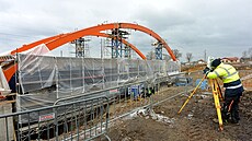 Stavba elezniního mostu, pod kterým by v roce 2026 mla podjídt první auta...
