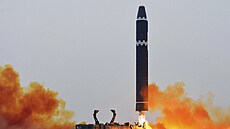 Severní Korea vypálila v neděli v noci dvě taktické balistické střely. (19....
