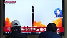 Jihokorejský zpravodajský kanál vysílá odpálení balistických stel, které v...