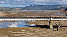 Pohled na most pes pehradu Sidi El Barrak s vyerpanou hladinou vody....