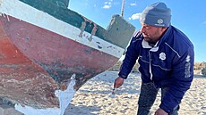 Devtaticetiletý rybá Mohamed Ali kontroluje svou lo v Ghannounchu v Gabesu...
