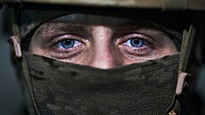 Ukrajinský voják vyhlíží z úkrytu v Bachmutu. (21. února 2023)  | na serveru Lidovky.cz | aktuální zprávy