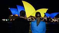 Obyvatelé Sydney sledují nasvícení plachet opery barvami ukrajinské vlajky....