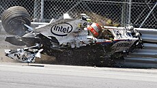 Nehoda Roberta Kubici při Velké ceně Kanady 2007, svůj vůz BMW Sauber doslova...