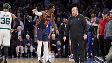 Hv�zda New Yorku Knicks Julius Randle v debat� s hlavním trenérem Tomem...