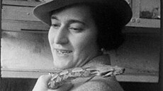 �Neznámá� se ve filmech objevuje s nejr�zn�j�ími zví�aty, zjevn� byla v zoo...