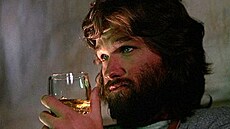 Kurt Russell exceluje v mraziv� rozpálené V�ci.