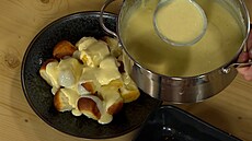 Hotové buchtičky natrhejte na talíř a zalijte čerstvým vanilkovým krémem. 