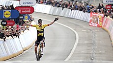 SÁM. Dylan van Baarle si jede pro vítzství na klasice Omloop Het Nieuwsblad.