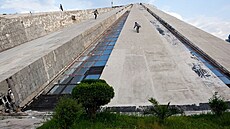 Mauzoleum Envera Hodi známé jako Pyramida v Tiran. Obrovská pyramida dlouho...