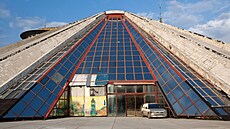 Mauzoleum Envera Hodi známé jako Pyramida v Tiran. Obrovská pyramida dlouho...