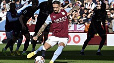Danny Ings z Aston Villy zahrává pokutový kop.