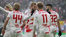 Fotbalisté nmeckého Lipska se radují z gólu do sít Eintrachtu Frankfurt.