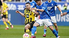 Raphael Guerreiro (vlevo) z Dortmundu v souboji s Umutem Tohumcuem z...