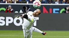 Hoffenheimský branká Oliver Baumann v akci proti Borussii Dortmund.