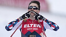 Nor Jarl Magnus Riiber si dojídí pro zlatou medaili ze závodu sdruená na...